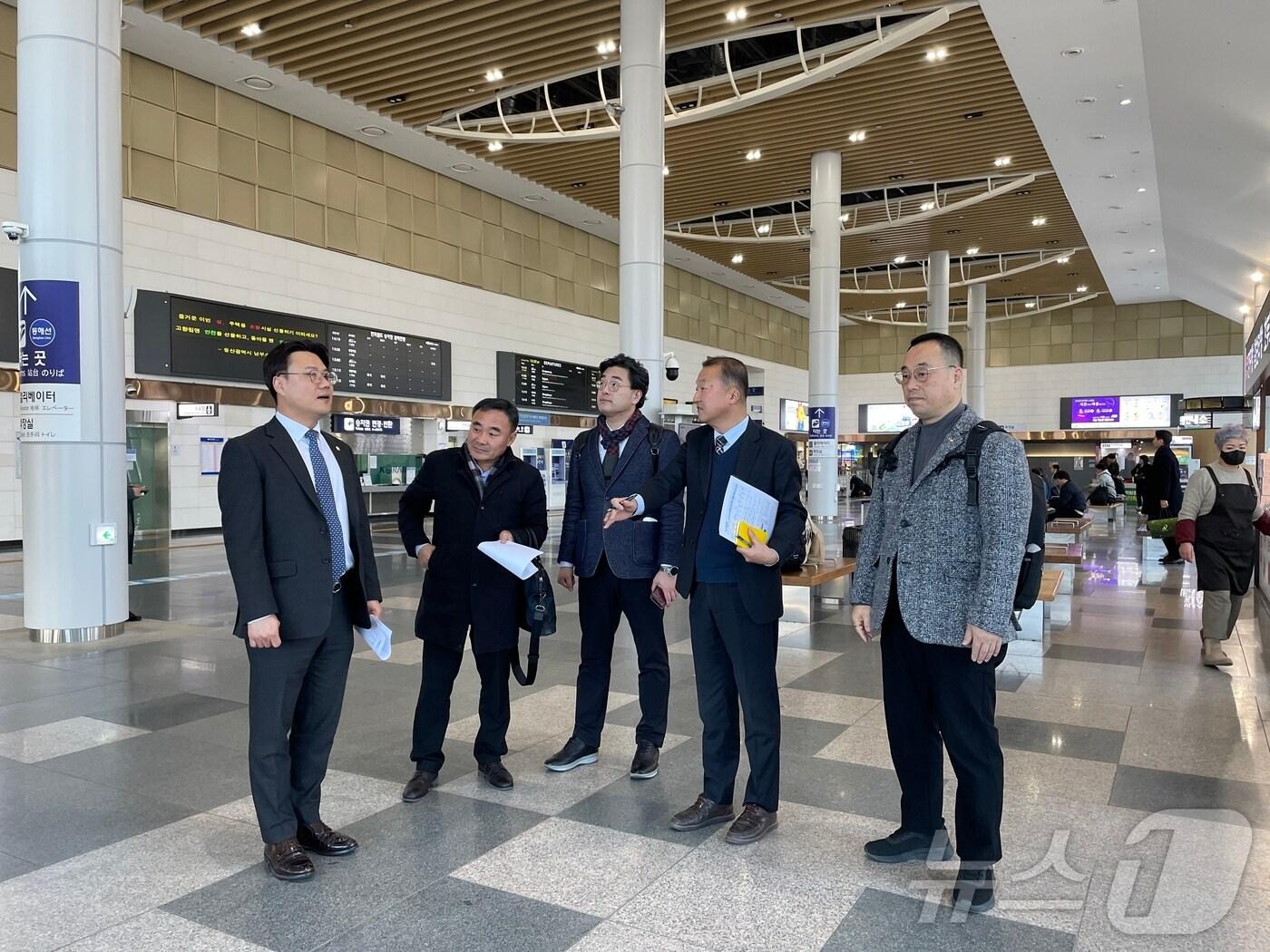 본문 이미지 - 울산 남구의회 김장호 의원이 지난달 태화강역에서 코레일유통(주) 관계자들로부터 역사 2층 맞이방 상업시설 개발계획을 청취한 후 남구와의 협력 방안을 논의했다.(울산 남구의회 제공.재판매 및 DB 금지)/뉴스1