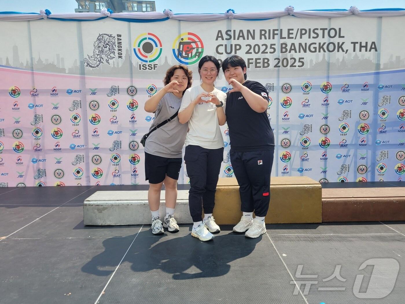 본문 이미지 - 전북자치도 임실군청 사격팀 선수들이 태국 방콕에서 열린 2025 ASC 아시안 라이플컵 대회에 출전해 단체전과 개인전에서 메달을 획득했다. 시진 왼쪽부터 백정현, 황성은, 이시윤 선수.(임실군제공. 재판매 및 DB금지)2025.2.18/뉴스1