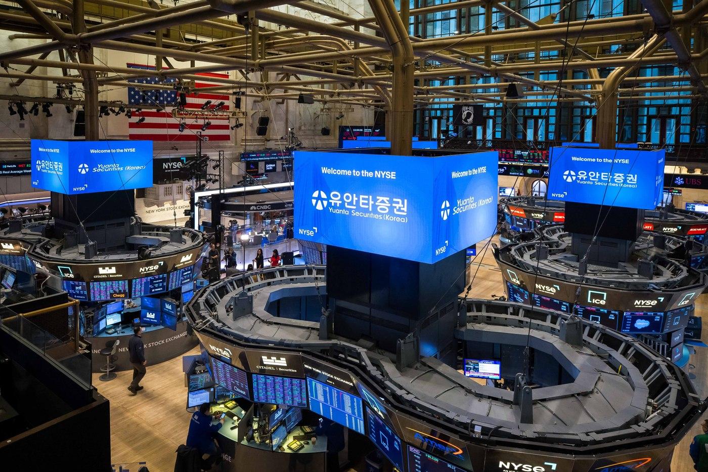 미국 주식 20호가 서비스 '필라 뎁스'(Pillar Depth) 도입을 기념해 2월 12일(현지 시간) 뉴욕증권거래소(NYSE) 트레이딩 플로어 전광판에 표출된 유안타증권 로고.(유안타증권 제공)