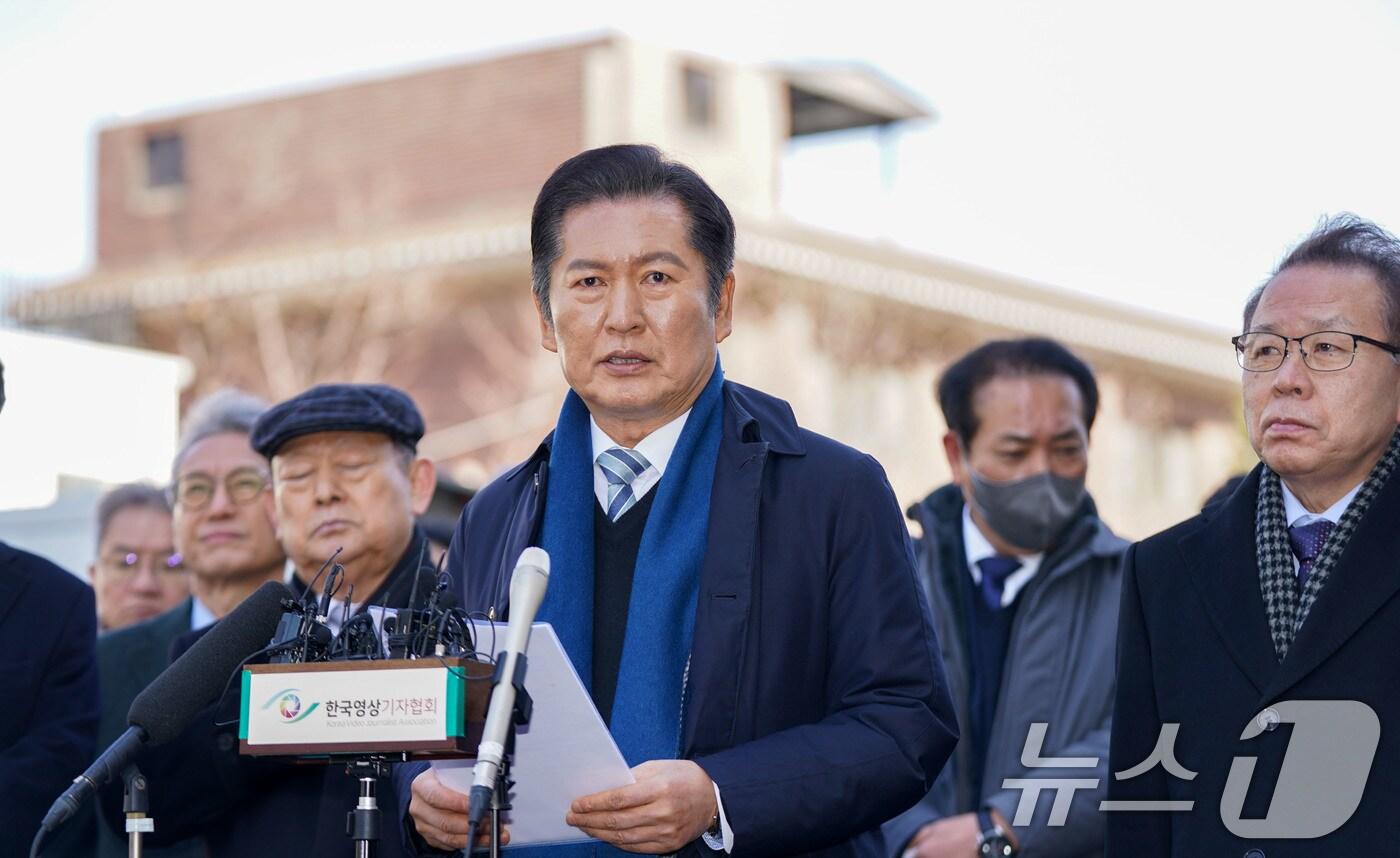 정청래 국회 탄핵소추위원장이 18일 서울 종로구 헌법재판소에서 열린 윤석열 대통령 탄핵심판 9차 변론기일에 출석해 입장을 밝히고 있다. 2025.2.18/뉴스1 ⓒ News1 사진공동취재단