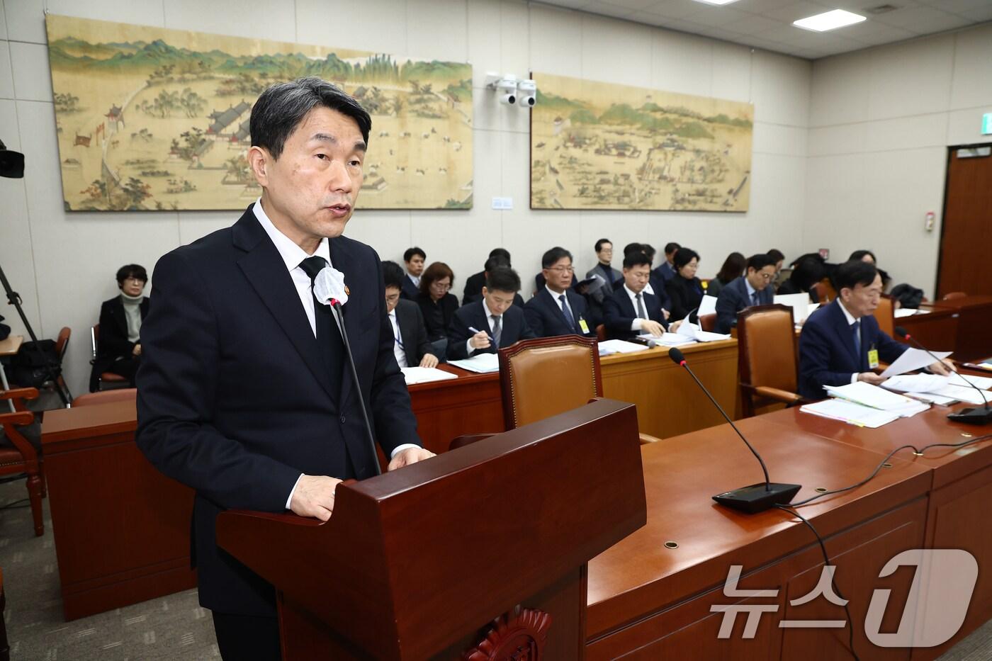 이주호 사회부총리 겸 교육부 장관이 18일 오후 서울 여의도 국회에서 열린 교육위원회 전체회의에서 업무보고를 하고 있다. 오른쪽은 설동호 대전시교육감. 2025.2.18/뉴스1 ⓒ News1 김민지 기자