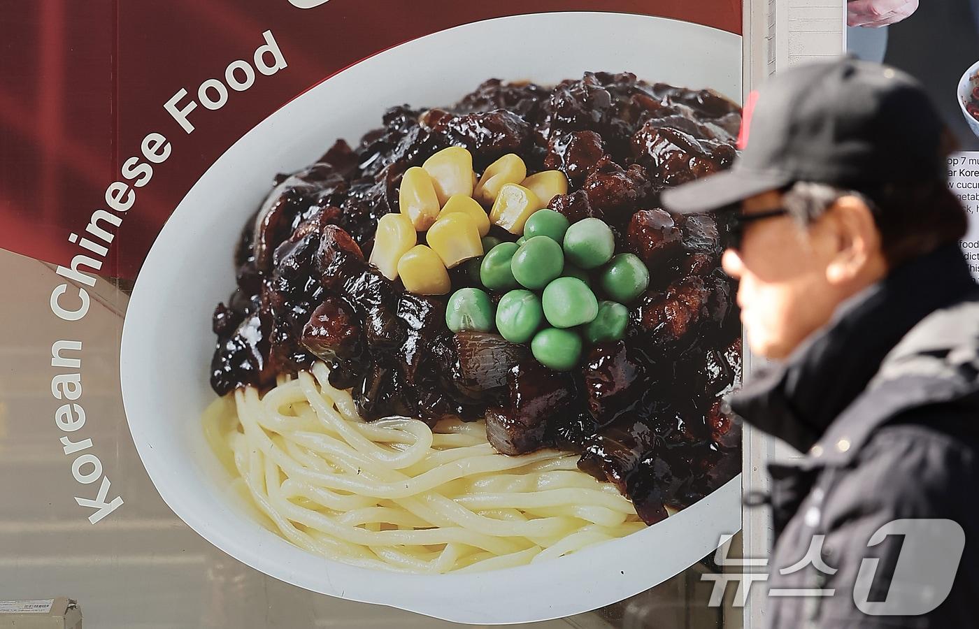 본문 이미지 - 서울 시내의 한 식당 앞에 붙어 있는 자장면 판매 안내판. ⓒ News1 김진환 기자