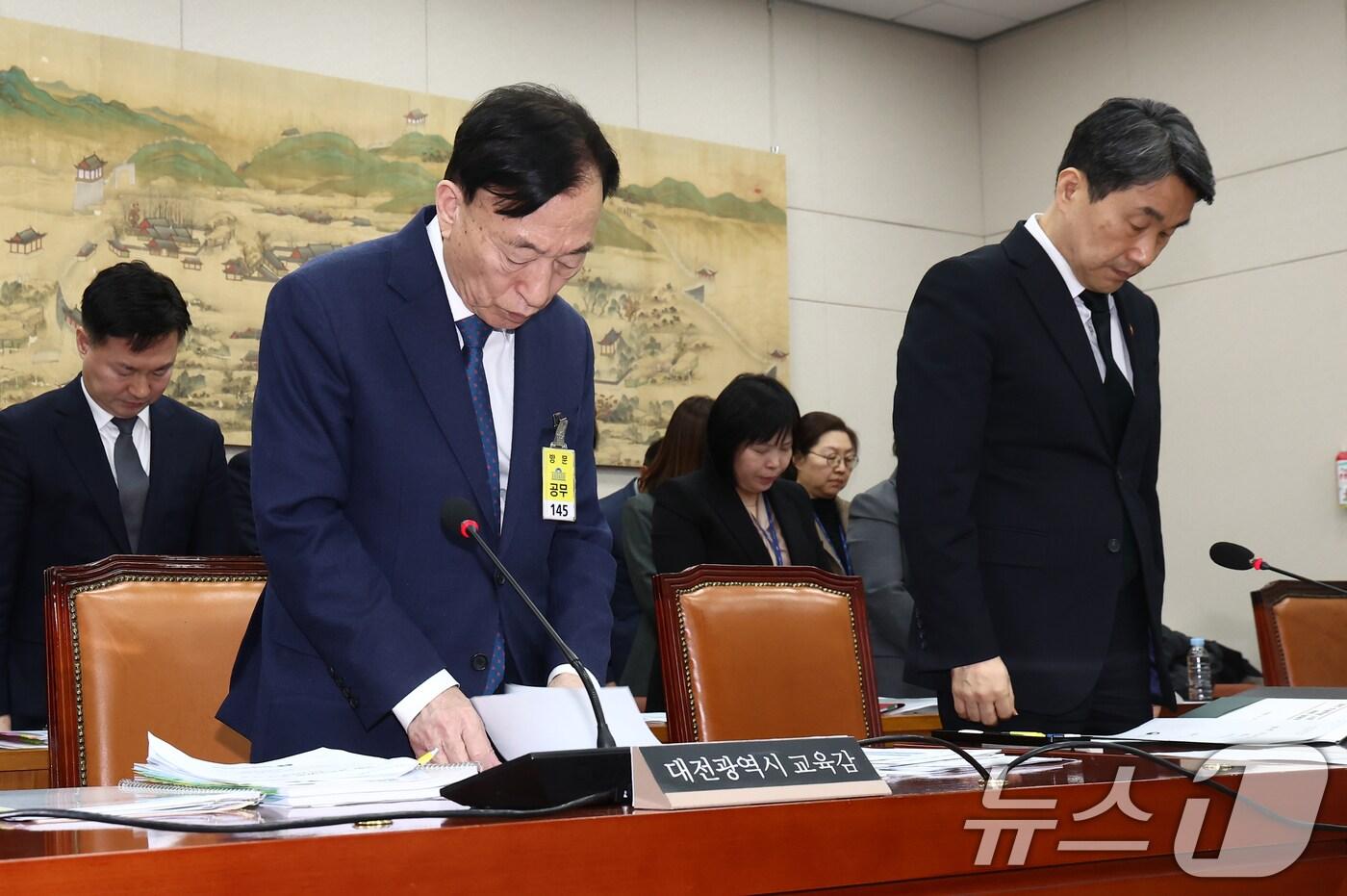 이주호 사회부총리 겸 교육부 장관(오른쪽)과 설동호 대전시교육감이 18일 오후 서울 여의도 국회에서 열린 교육위원회 전체회의에서 고 김하늘 양을 추모하는 묵념을 하고 있다. 2025.2.18/뉴스1 ⓒ News1 김민지 기자