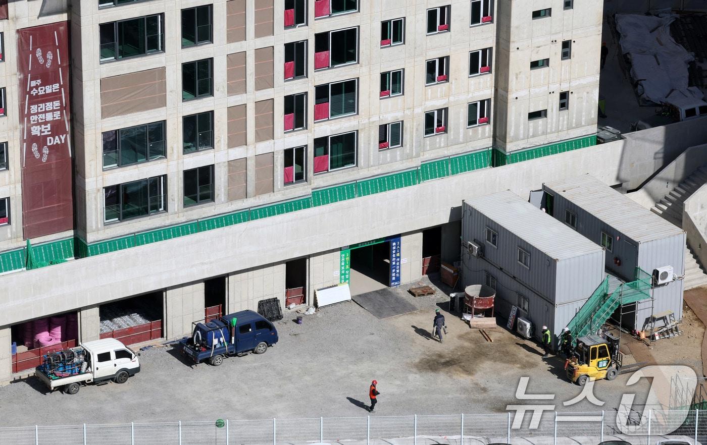 사진은 서울시내 한 아파트단지 공사현장(기사 내용과 무관). 2025.2.18/뉴스1 ⓒ News1 박세연 기자