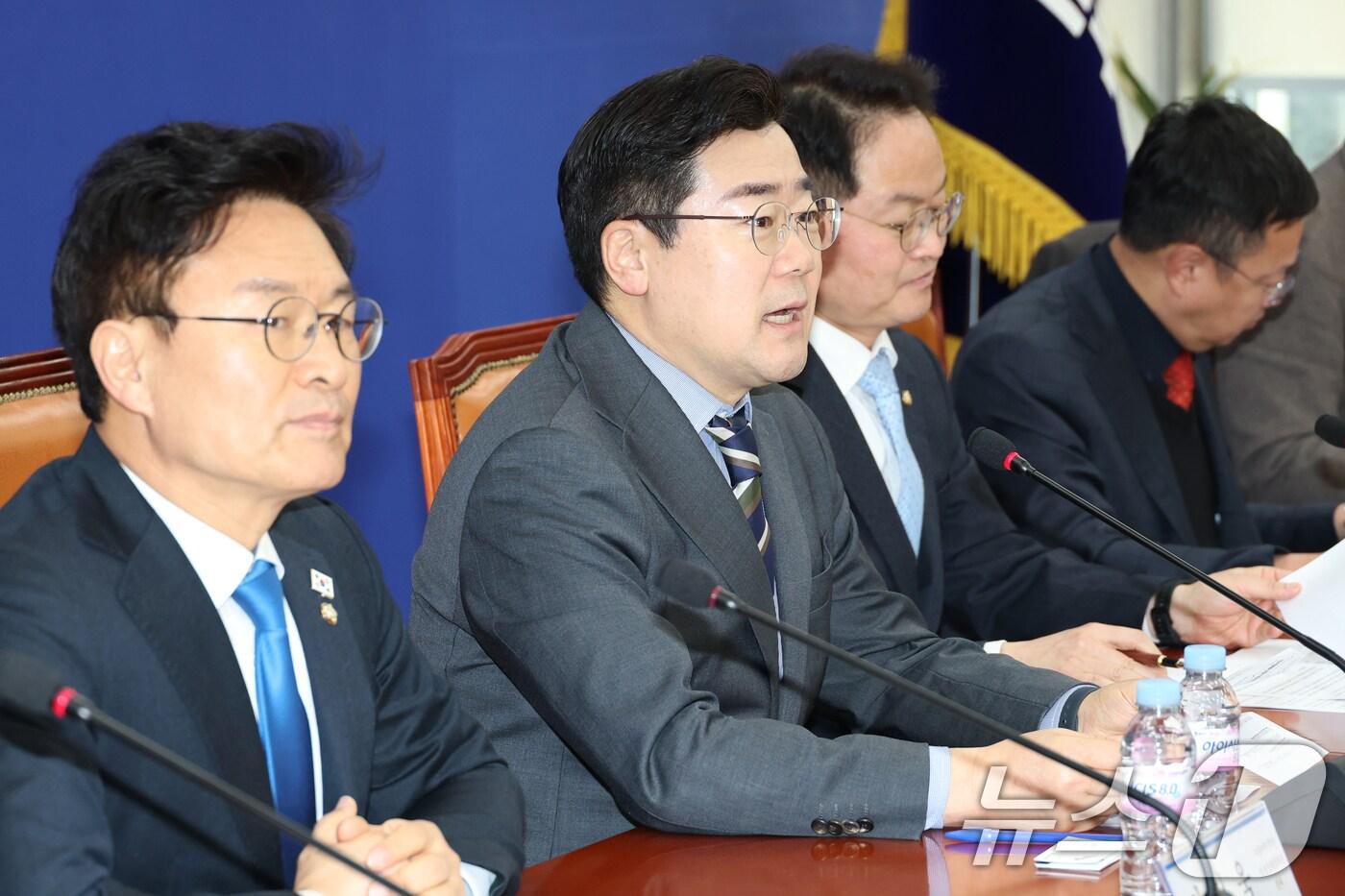 본문 이미지 - 박찬대 더불어민주당 원내대표가 18일 오후 서울 여의도 국회에서 열린 제5차 민생경제회복단 AI,반도체, 바이오 등 혁신산업 육성과 위기산업 지원 위한 추경예산 간담회에서 발언하고 있다. 2025.2.18/뉴스1 ⓒ News1 이광호 기자