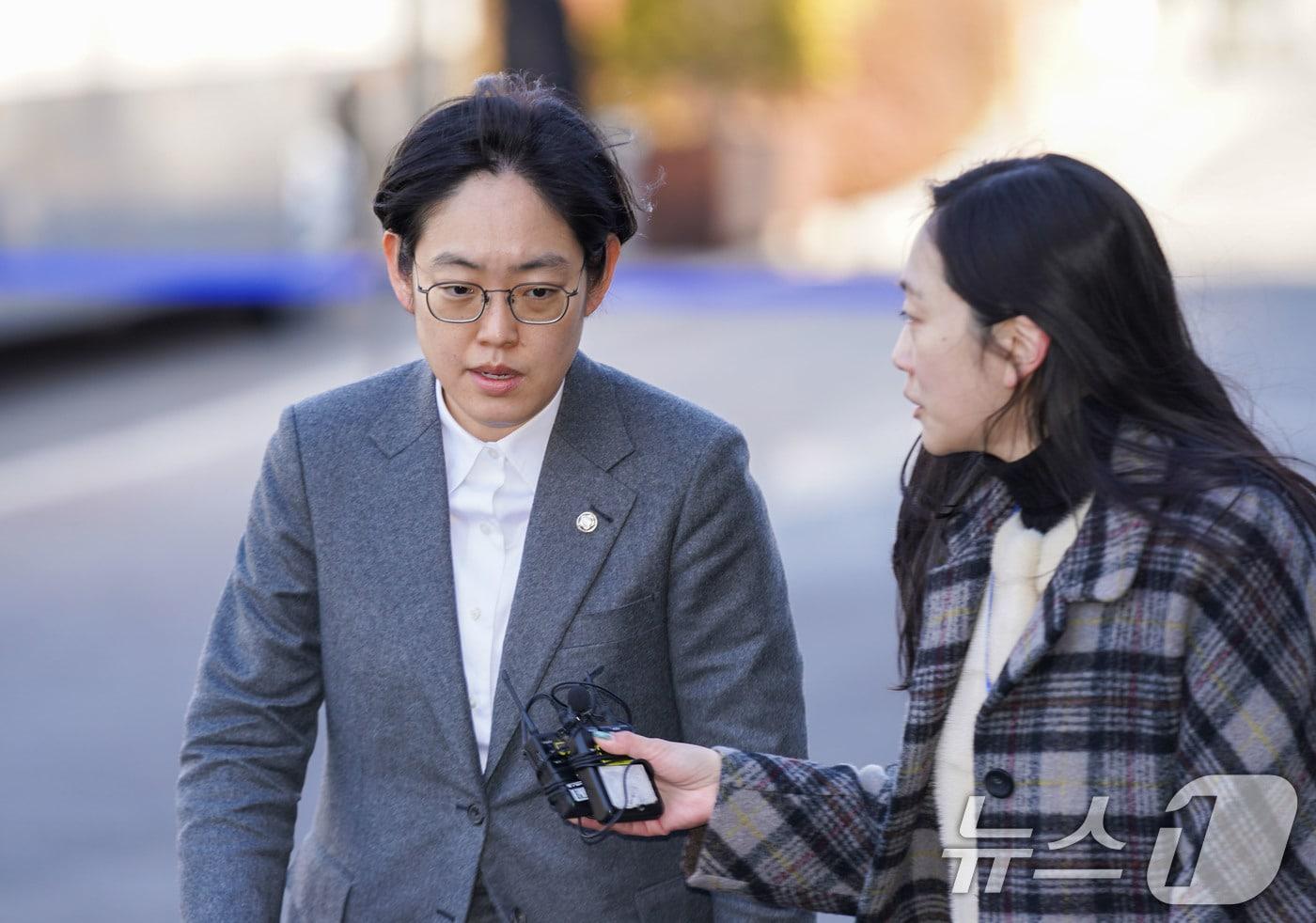 조지연 국민의힘 의원이 18일 서울 종로구 헌법재판소에서 열린 윤석열 대통령 탄핵심판 9차 변론기일을 방청하기 위해 들어서고 있다. 2025.2.18/뉴스1 ⓒ News1 사진공동취재단