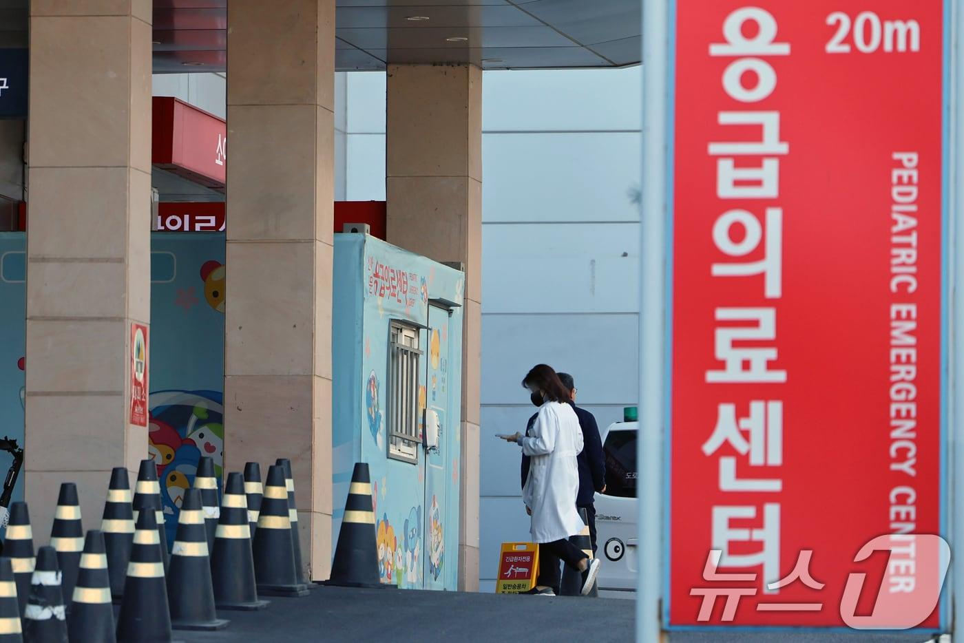 서울시내 한 대학병원에서 의료진이 이동하는 모습. 2025.2.18/뉴스1 ⓒ News1 황기선 기자