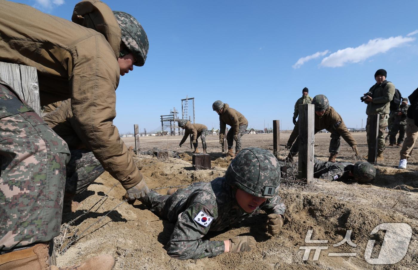 18일 오후 경기 평택시 캠프 험프리스에서 샌드허스트 경연대회에 참가하는 육군사관학교 생도들이 장애물 코스 훈련을 하고 있다 2025.2.18/뉴스1 ⓒ News1 김영운 기자