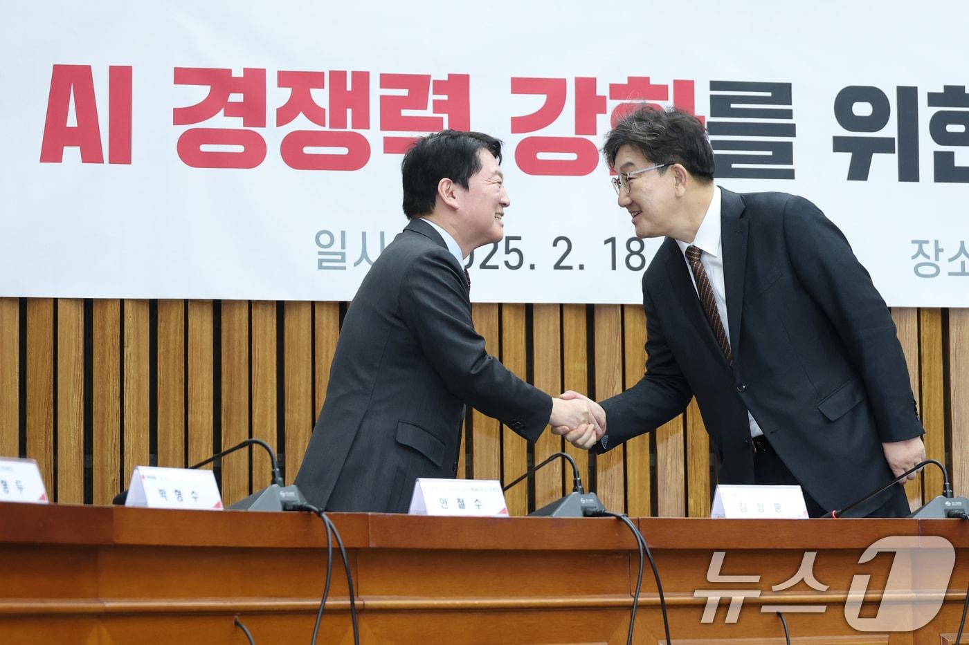 권성동 국민의힘 원내대표와 안철수 AI 3대강국 도약 특위위원장이 18일 오후 서울 여의도 국회에서 열린 AI 경쟁력 강화를 위한 당정협의회에서 인사나누고 있다.2025.2.18/뉴스1 ⓒ News1 이광호 기자