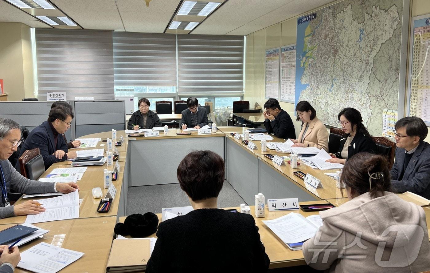 18일 전북자치도청 소회의실에서 '전세사기 피해지원 TF' 회의가 열린 가운데 참석자들이 피해 예방 및 지원 강화를 위한 구체적 대책을 논의하고 있다.(전북자치도 제공. 재판매 및 DB 금지)/뉴스1 