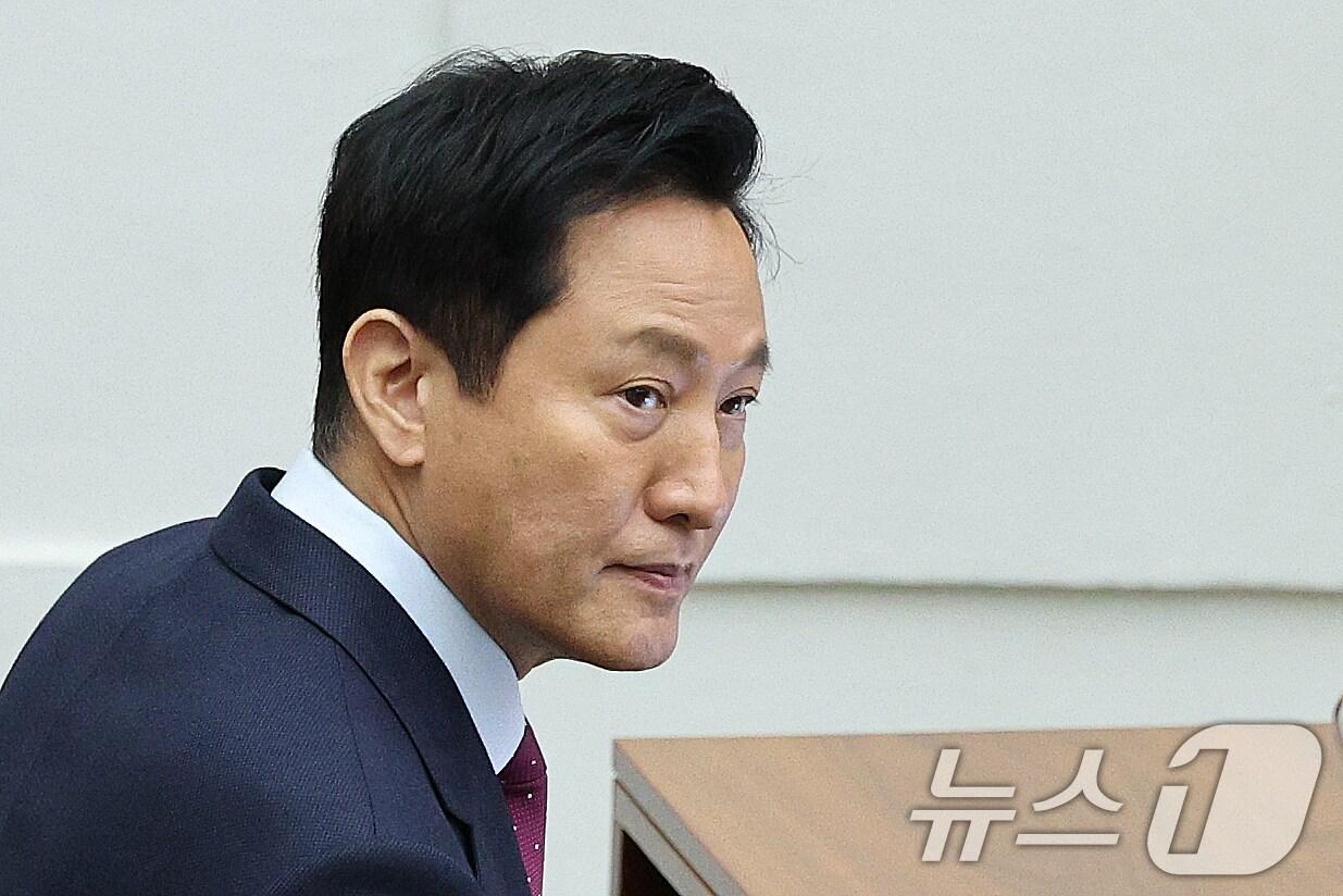 본문 이미지 - 오세훈 서울시장이 18일 오후 서울 중구 서울시의회에서 열린 제328회 임시회 제1차 본회의에 참석하고 있다. 오 시장은 이날 업무보고에서 "2025년 서울은 규제철폐, 일상혁명의 고도화, 미래를 위한 사과나무를 중심으로 더 크게 도약할 것＂이라며 ＂낡은 규제는 풀고, 시민의 불편은 덜고, 좋은 정책은 키워 미래를 위한 혁신을 더 빠르게 앞당기겠다＂고 밝혔다. 2025.2.18/뉴스1 ⓒ News1 신웅수 기자