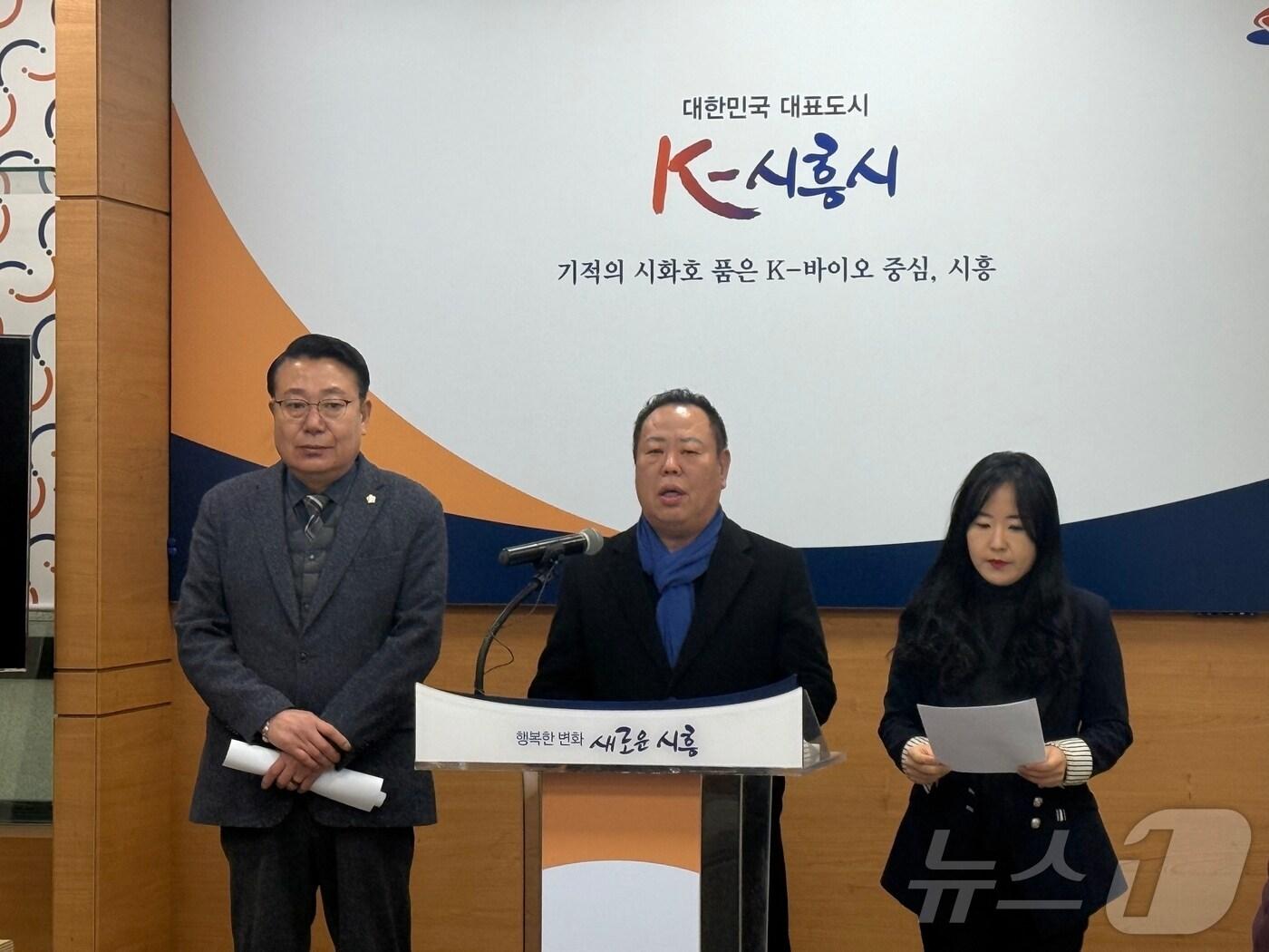 본문 이미지 - 왼쪽부터 이봉관·서명범·박소영 의원.&#40;시흥시의회 제공.재판매 및 DB금지&#41;