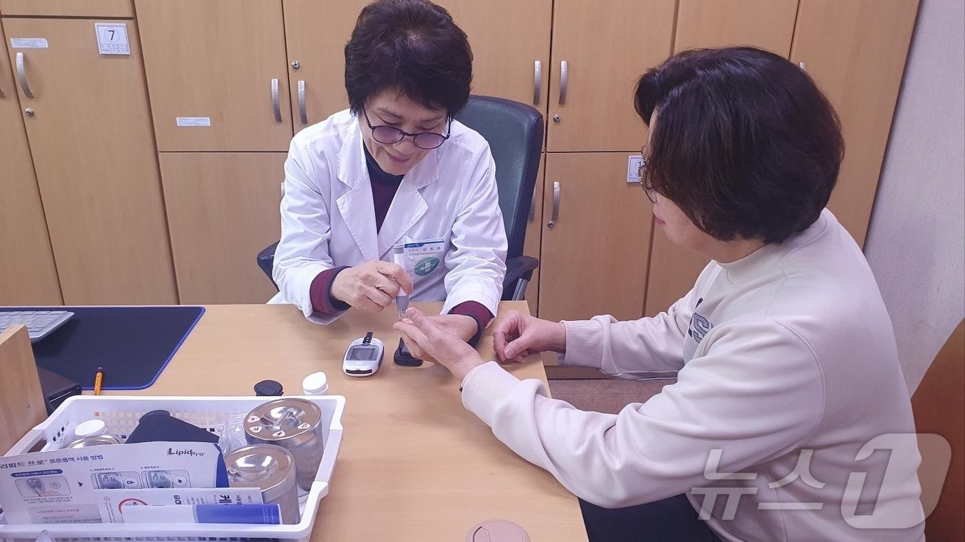 모바일 헬스케어 건강 위험인자 검사 장면(옥천군보건소 제공. 재판매 및 DB금지) /뉴스1 