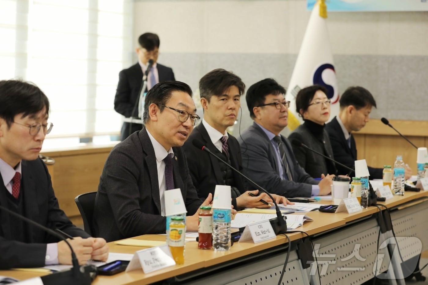 김완기 특허청장(왼쪽에서 2번째)이 간담회를 진행하고 있다.(특허청 제공.재판매 및 DB금지)/뉴스1