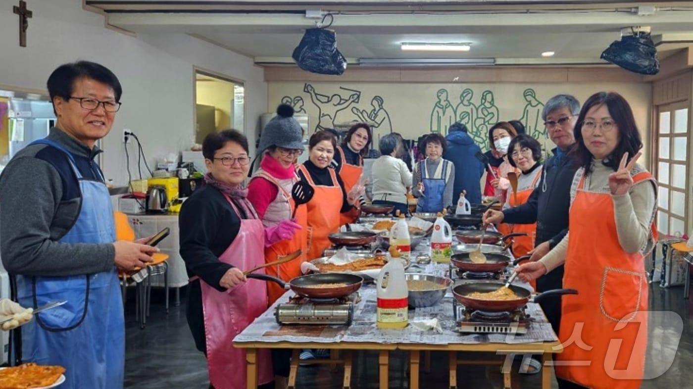 본문 이미지 - 충북 진천 초평교회 초평 나눔의 집 봉사단체 '화요일에 만나요' 회원들이 홀몸 노인 등에게 전달할 반참을 만들고 있다./뉴스1