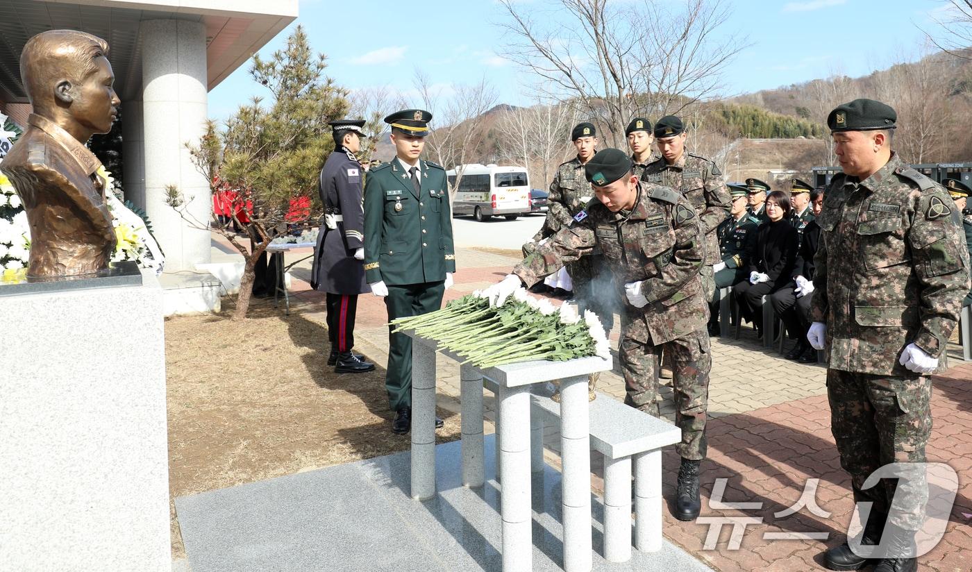 18일 전북자치도 임실군 제35보병사단 김범수관 앞에서 열린 고(故) 김범수 대위 21주기 추모식에서 사단 장병들이 헌화를 하고 있다. 2025.2.18/뉴스1 ⓒ News1 유경석 기자