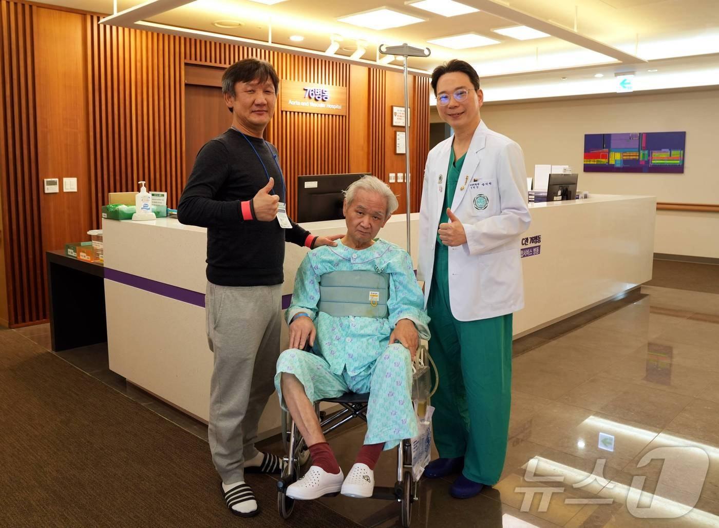본문 이미지 - (왼쪽) 퇴원 앞둔 보호자와 권 씨(84), 송석원 이대대동맥혈관병원 교수 (이화의료원 제공) 2025.2.18/뉴스1