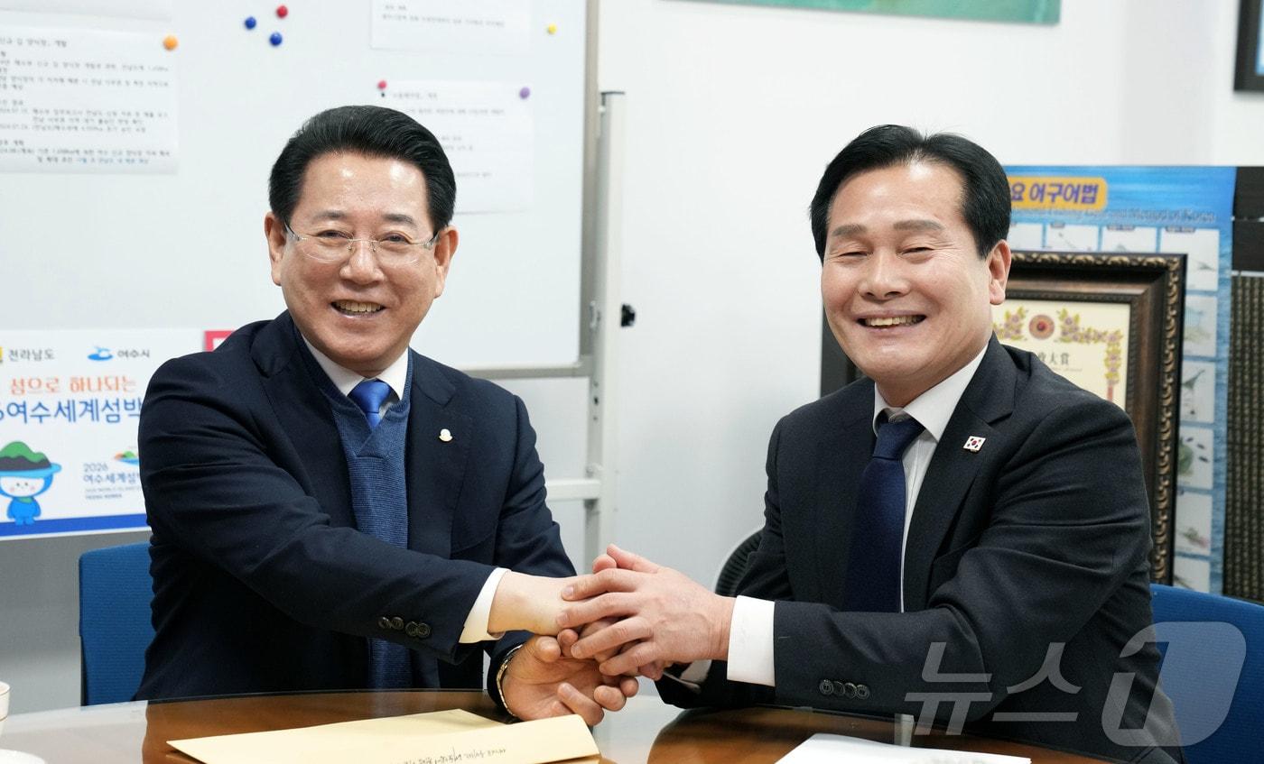 김영록 전라남도지사가 18일 오후 서울 국회에서 주철현 더불어민주당 전남도당위원장을 만나 여수 석유화학 산업위기 선제대응지역 지정 및 도 주요 현안 해결을 위한 건의 등 국회 차원의 협조를 요청하고 있다.&#40;전남도 제공. 재판매 및 DB금지&#41; 2025.2.18/뉴스1 