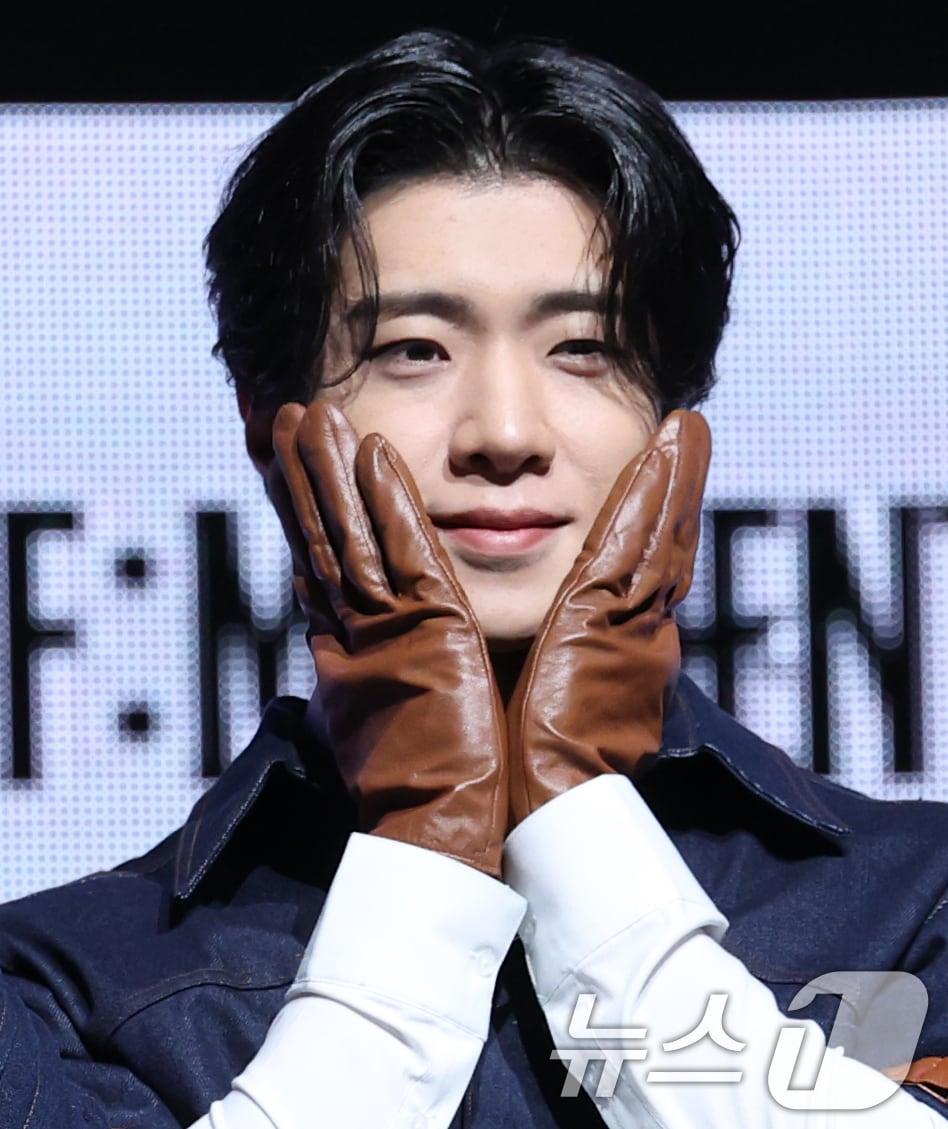 본문 이미지 - 그룹 온앤오프(ONF)의 와이엇이 18일 서울 용산구 블루스퀘어에서 가진 정규 2집 Part.1 ‘ONF:MY IDENTITY’ 쇼케이스에서 포즈를 취하고 있다. 2025.2.18/뉴스1 ⓒ News1 권현진 기자