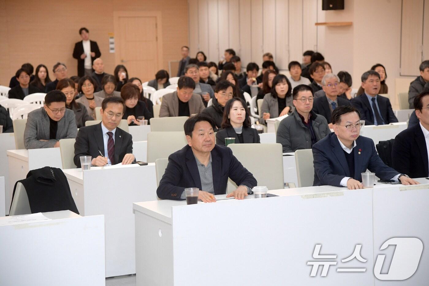 본문 이미지 - 강기정 광주시장이 17일 시청 중회의실에서 열린 제10회 정책포럼에 참석해 김영익 서강대학교 경제대학원 겸임교수의 '트럼프 2기의 글로벌 경제 전망과 대응'이란 내용의 기조강연을 경청하고 있다.(광주시 제공. 재판매 및 DB 금지)2025.2.18/뉴스1 