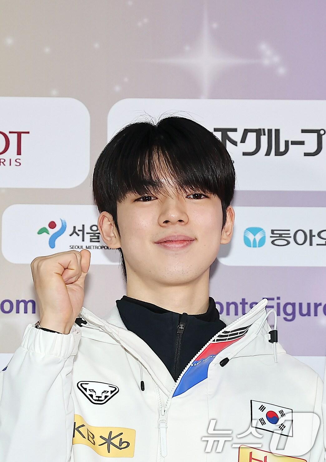 본문 이미지 - 피겨 대표팀 차준환이 18일 오후 서울 양천구 목동 아이스링크 프레스센터에서 열린 2025 ISU 사대륙 피겨스케이팅 선수권대회 한국 선수단 미디어데이에 참석해 기념 촬영을 하고 있다. 2025.2.18/뉴스1 ⓒ News1 김진환 기자