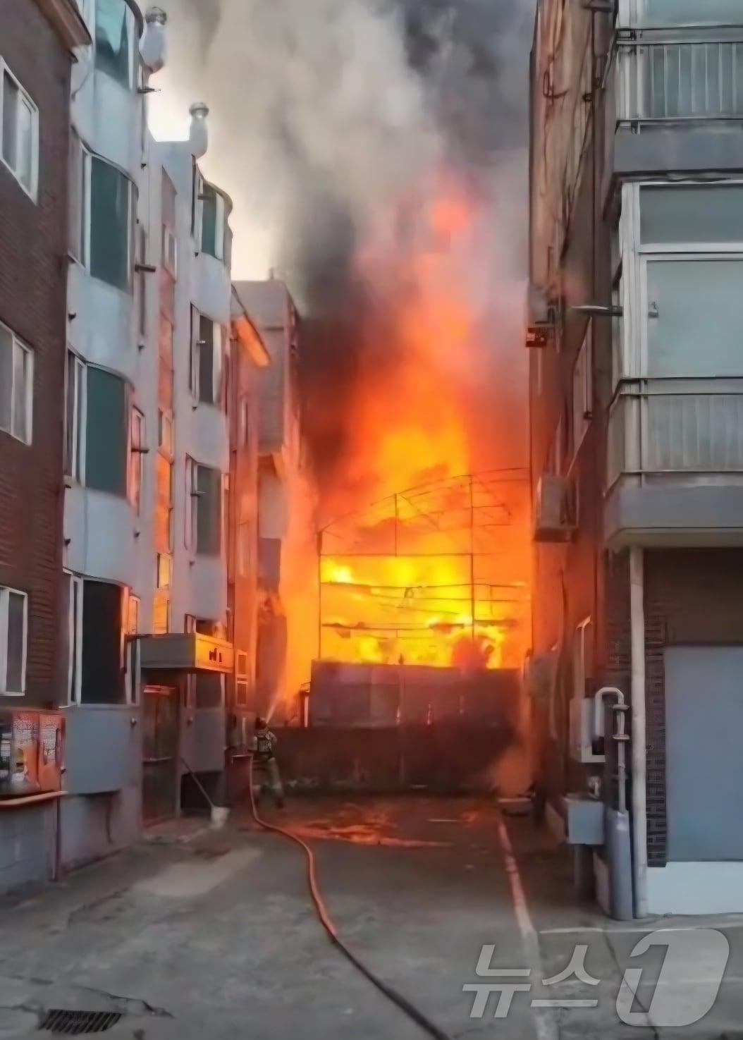 본문 이미지 - 18일 오후 5시 40분께 충남 천안시 동남구 봉명동의 한 철물점에서 불이 났다. (독자제공. 재판매 및 DB금지)/뉴스1