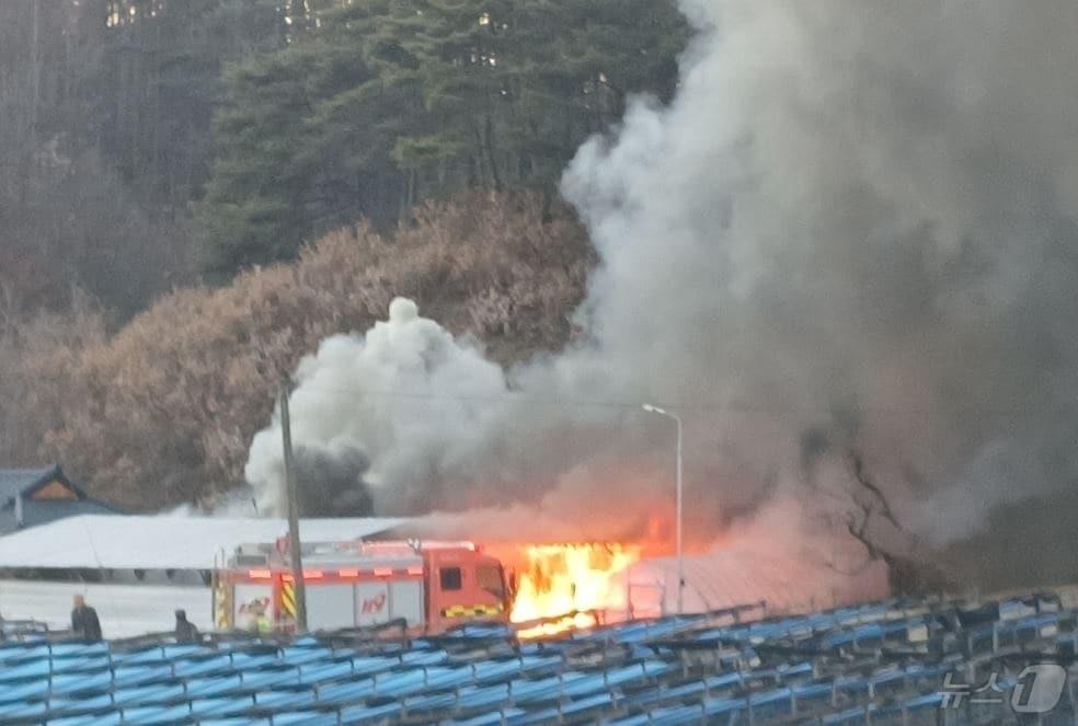 본문 이미지 - 18일 오후 4시 58분쯤 경북 영주시 이산면 두월리 단독주택에 불이나 소방당국이 진압에 나섰다.(경북소방본부 제공. 재판매 및 DB 금지)2025.2.18/뉴스1