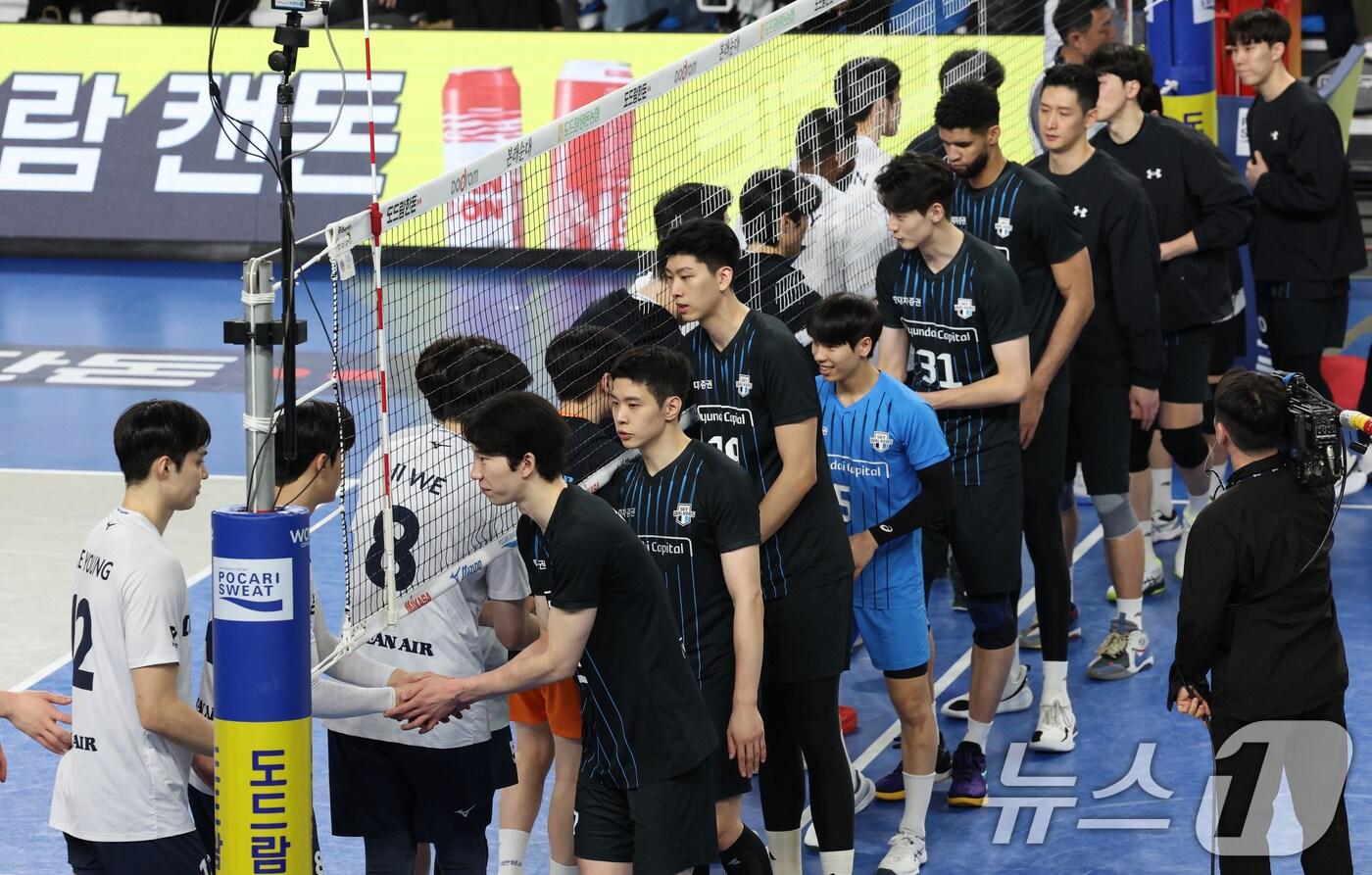 18일 오후 충남 천안시 유관순체육관에서 열린 남자 프로배구 &#39;도드람 2024-2025 V리그&#39; 현대캐피탈과 대한항공의 경기에서 세트 스코어 3대1로 승리한 대한항공 선수들이 현대캐피탈 선수들과 인사를 하고 있다. 2025.2.18/뉴스1 ⓒ News1 김영운 기자