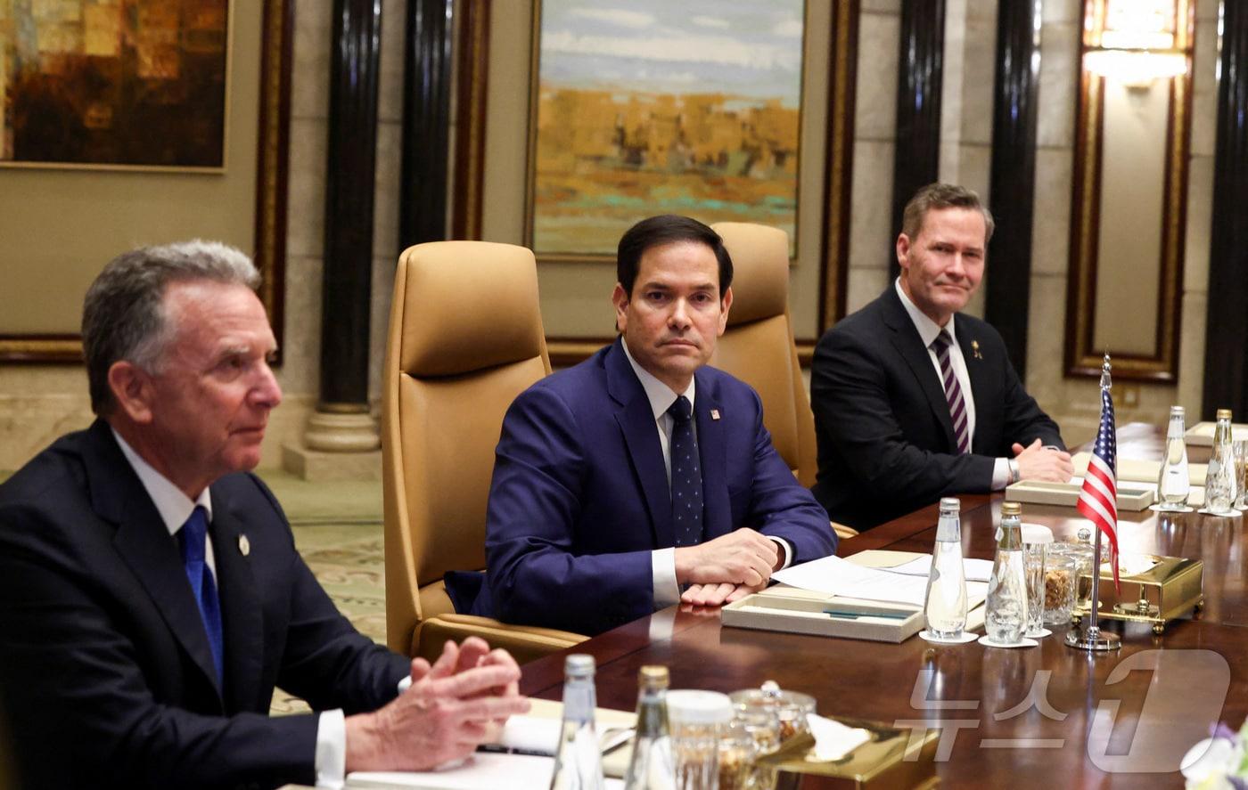 마코 루비오 미국 국무장관이 18일&#40;현지시간&#41; 사우디아라비아 리야드 디리야 궁에서 마이크 왈츠 미국 국가안보보좌관, 스티브 위트코프 중동 특사와 함께 세르게이 라브로프 러시아 외무장관, 유리 우샤코프 크렘린궁 외교정책보좌과 회담하고 있다. ⓒ 로이터=뉴스1 ⓒ News1 류정민 특파원
