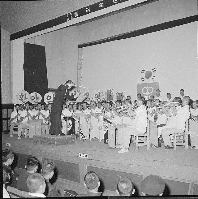 본문 이미지 - 지휘하는 안익태 (출처: 충청남도, KOGL Type 1(1962) , via Wikimedia Commons)