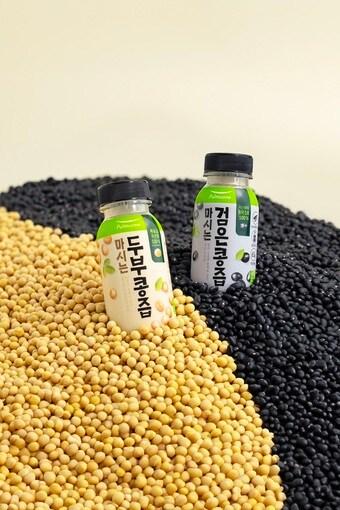 본문 이미지 - 풀무원이 엄선한 특등급 국산콩과 국산 서리태를 통째로 갈아 넣은 식물성 음료 '마시는 콩즙' 2종이 누적 판매 100만 병을 돌파했다.(풀무원 제공)