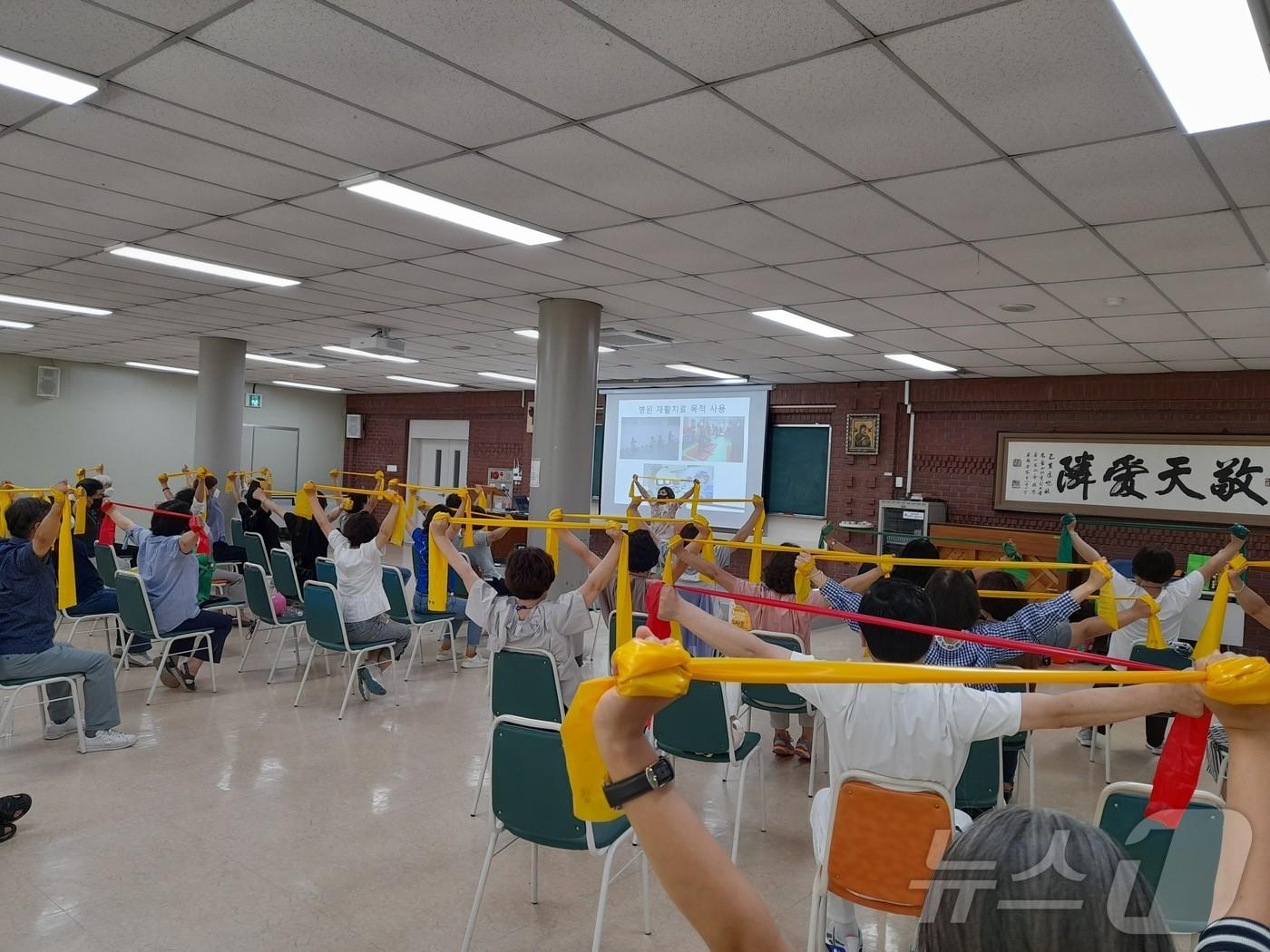 본문 이미지 - 부산가톨릭대 '50+생애재설계대학' 수강생들이 노인지도사 양성 과정에 참여하고 있다.(부산가톨릭대 제공. 재판매 및 DB 금지)