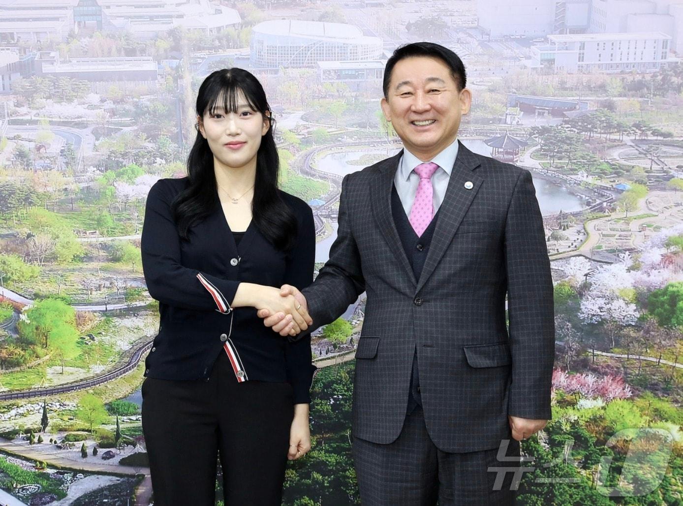 본문 이미지 -  서철모 서구청장(오른쪽)이 고 조천형 상사의 딸 조시은 해군사관후보생을 초청, 격려한뒤 기념사진을 찍고있다.(서구청 제공, 재판매 및 DB금지) /뉴스1