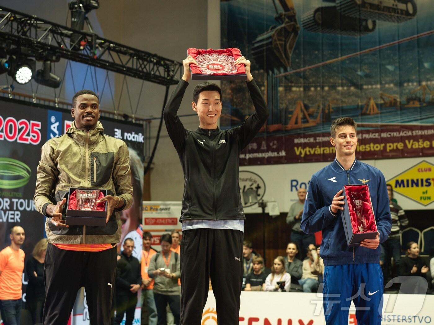 본문 이미지 - 우상혁이 2025 세계육상연맹 인도어 투어 실버 반스카비스트리차 실내높이뛰기 대회에서 우승한 뒤 트로피를 들어보이고 있다. (대한육상연맹 제공)