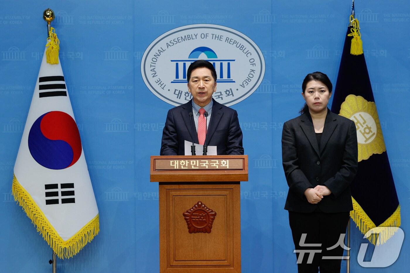 김기현 국민의힘 의원이 19일 서울 여의도 국회 소통관에서 윤석열 대통령의 형사재판과 탄핵심판이 오는 20일 동시에 열리는 것과 관련, 헌법재판소를 향해 기일을 변경해 방어권을 보장해달라며 기자회견을 하고 있다. 2025.2.19/뉴스1 ⓒ News1 안은나 기자