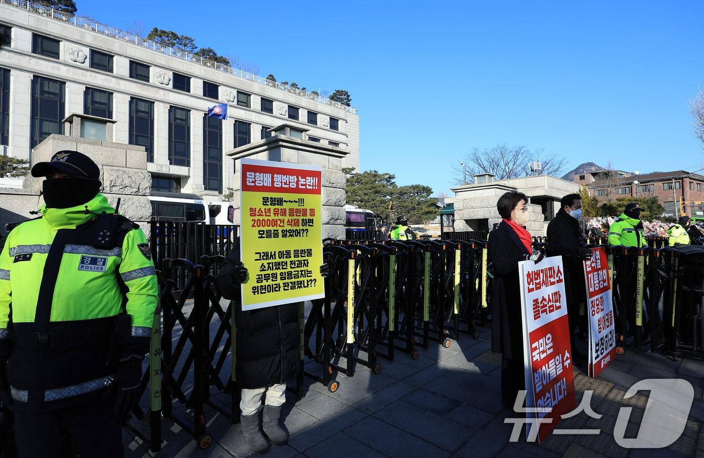 국민의힘 이인선 의원(왼쪽 세 번째)과 장동혁 의원이 19일 오전 서울 종로구 재동 헌법재판소 앞에서 '윤석열 대통령의 정당한 방어권을 보장하라', '헌법재판소 졸속심판 국민은 받아들일 수 없습니다'는 피켓을 들고 1인 시위를 하고 있다. 2025.2.19/뉴스1 ⓒ News1 박정호 기자