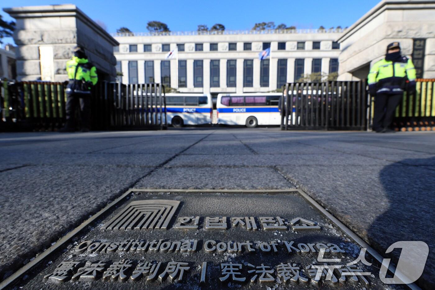 19일 오전 서울 종로구 재동 헌법재판소 앞에서 경찰이 질서유지 및 경비 업무를 하고 있다. 2025.2.19/뉴스1 ⓒ News1 박정호 기자