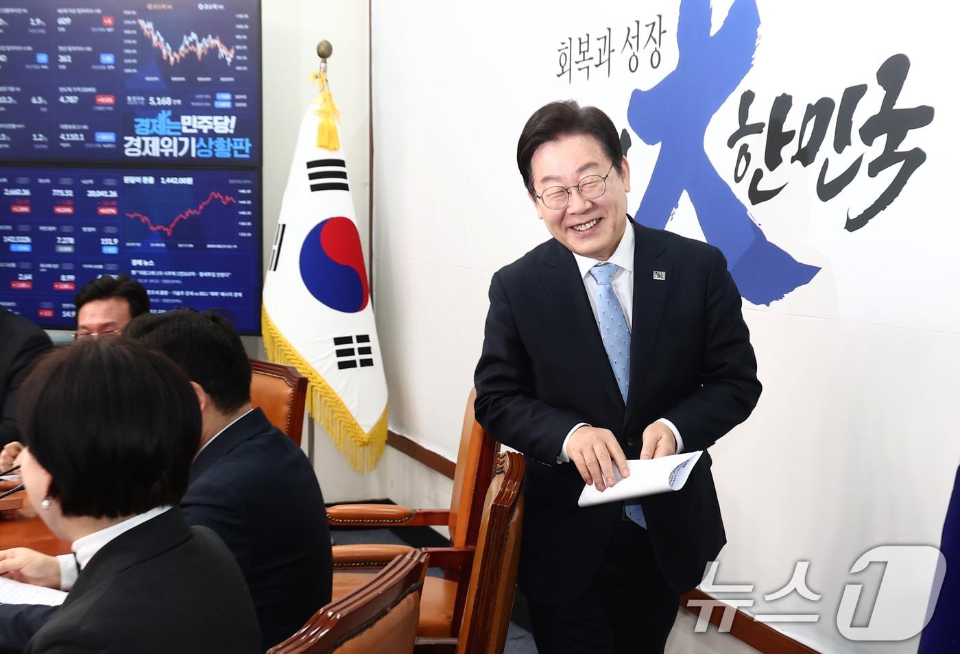 이재명 더불어민주당 대표가 19일 오전 서울 여의도 국회에서 열린 최고위원회의에서 발언을 마치고 야5당 원탁회의 출범식에 참석하기 위해 이석하고 있다. 2025.2.19/뉴스1 ⓒ News1 김민지 기자