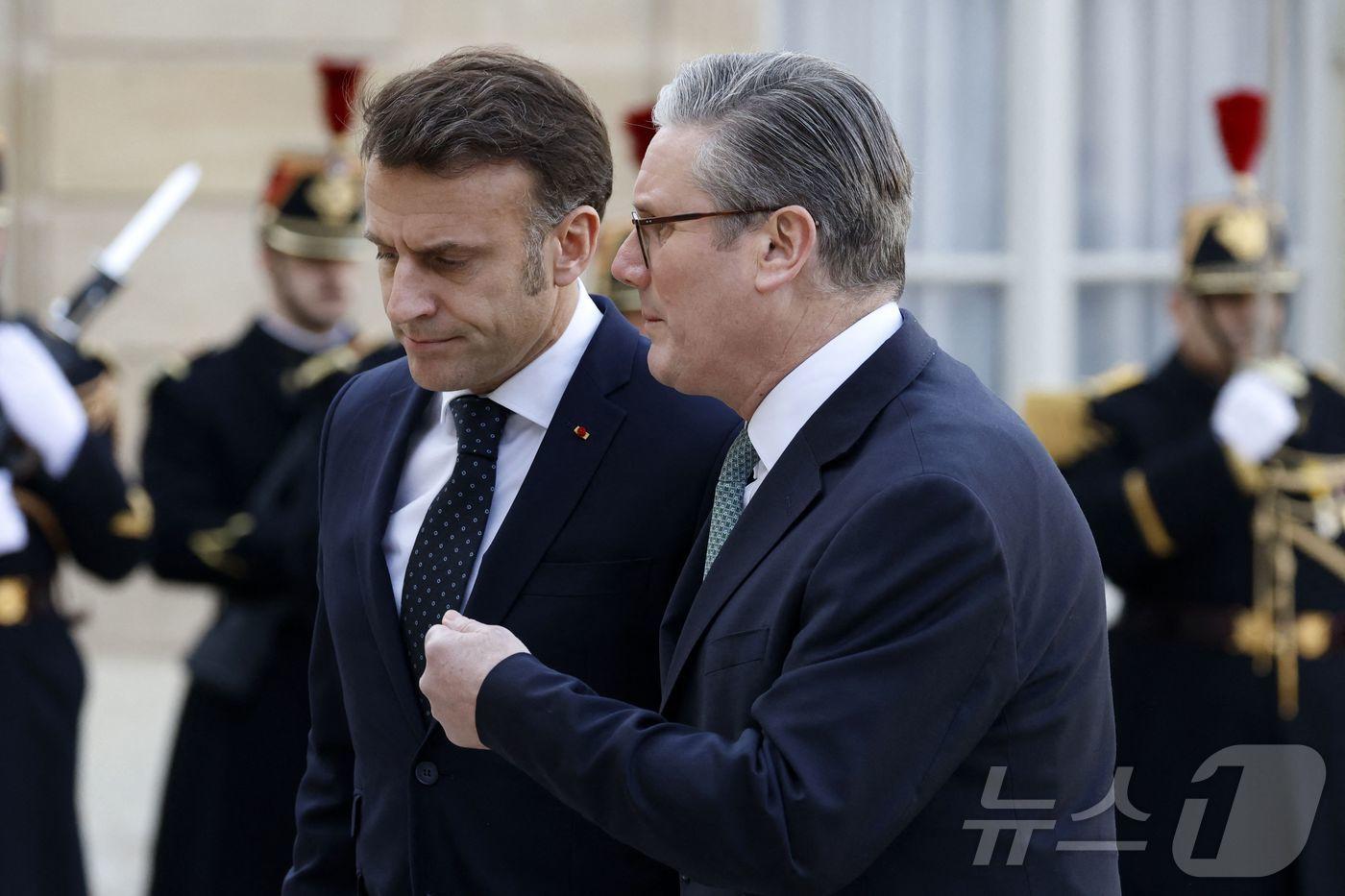 본문 이미지 - 에마뉘엘 마크롱 프랑스 대통령(좌)이 지난달 17일 파리 엘리제궁을 방문한 키어 스타머 영국 총리를 맞이하고 있다.  ⓒ AFP=뉴스1 ⓒ News1 강민경 기자