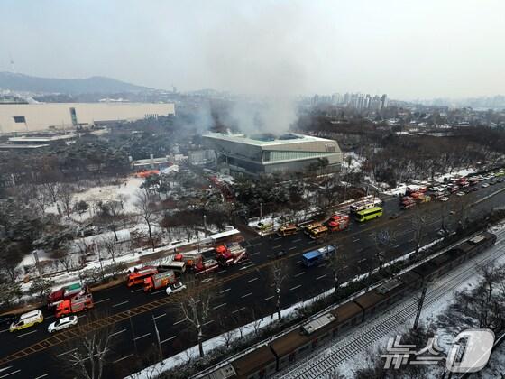 본문 이미지 - 1일 오전 서울 용산구 국립한글박물관 옥상에서 화재가 발생, 연기가 솟구치고 있다. (서울=뉴스1) 황기선 기자