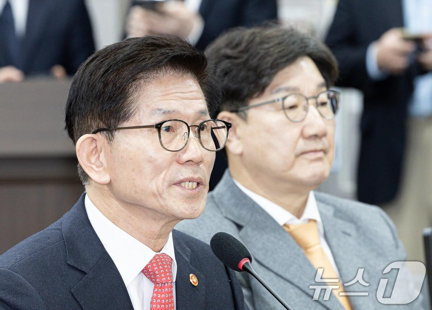 본문 이미지 - 김문수 고용노동부 장관이 19일 오전 서울 여의도 국회 의원회관에서 열린 '2030·장년 모두 Win-Win하는 노동개혁' 대토론회에서 기조연설을 하고 있다. 2025.2.19/뉴스1 ⓒ News1 이재명 기자