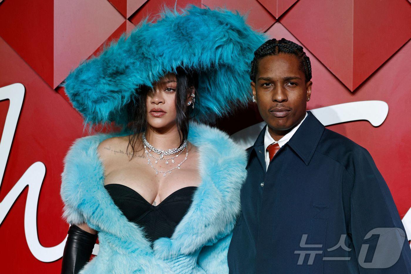 가수 리애나와 래퍼 에이셉 라키가 2024년 12월 2일 런던에서 열린 패션 어워드에 도착하자마자 레드 카펫에서 포즈를 취하고 있다. 2024.12.03 ⓒ AFP=뉴스1 ⓒ News1 김경민 기자