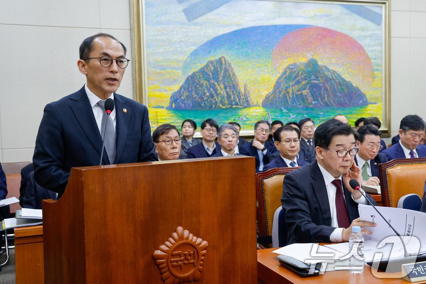 본문 이미지 - 고학수 개인정보보호위원회 위원장이 19일 서울 여의도 국회에서 열린 정무위원회 제422회국회(임시회) 제2차 전체회의에 출석해 업무보고를 하고 있다. 2025.2.19/뉴스1 ⓒ News1 안은나 기자