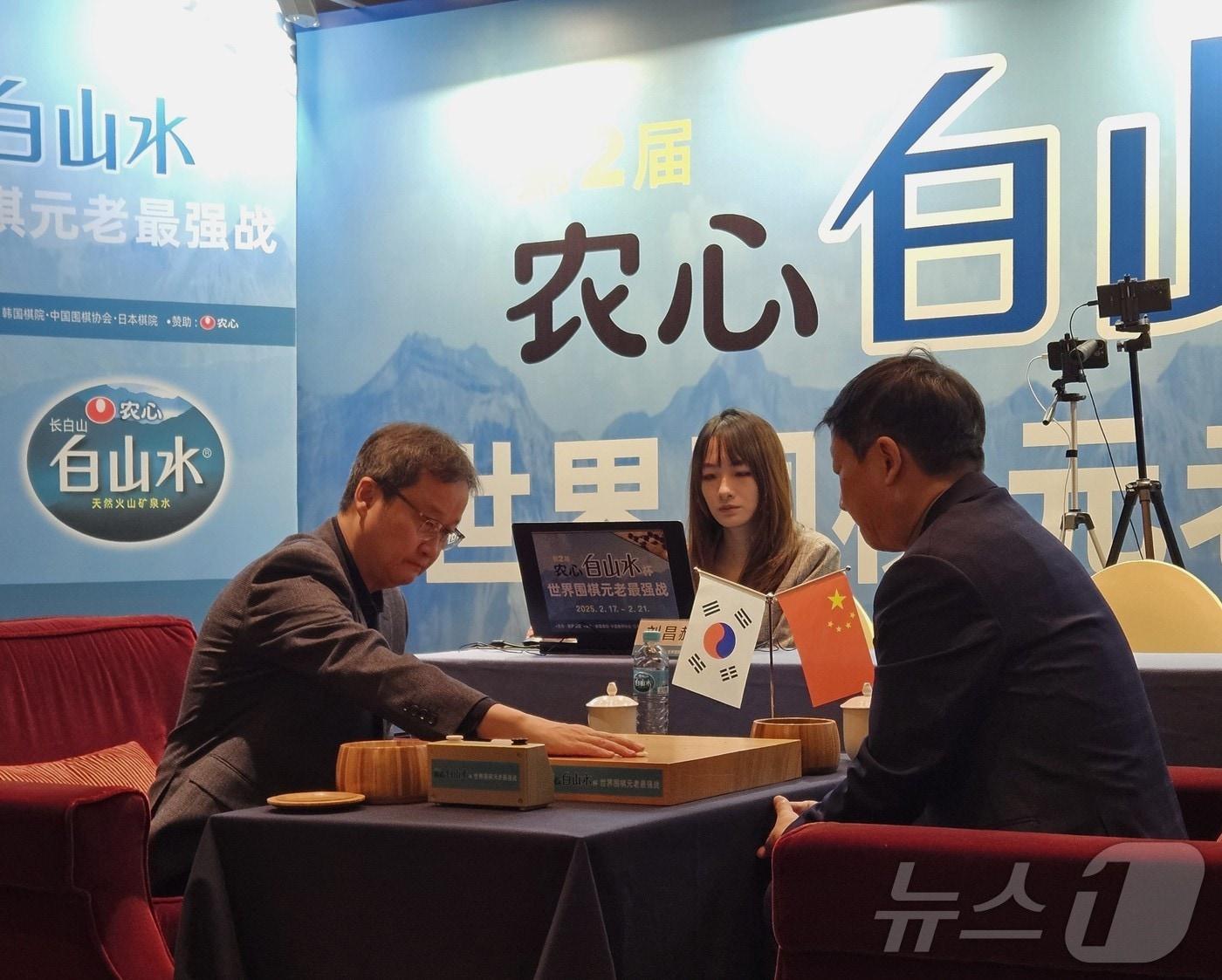 본문 이미지 - 제2회 농심백산수배 세계바둑시니어최강전에서 한국 최종 주자로 나선 유창혁 9단이 차오다위안 9단&#40;중국&#41;에게 패배했다. /뉴스 1ⓒ 뉴스1 김도용 기자