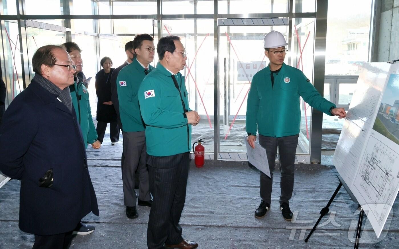 건설현장 점검하는 송인헌 괴산군수/뉴스1