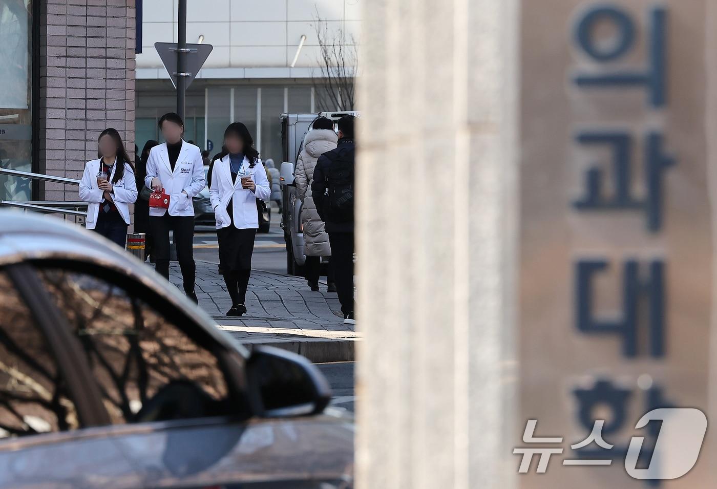 19일 서울 시내 한 대학병원에 의료진이 이동하고 있다. 2025.2.19/뉴스1 ⓒ News1 김진환 기자