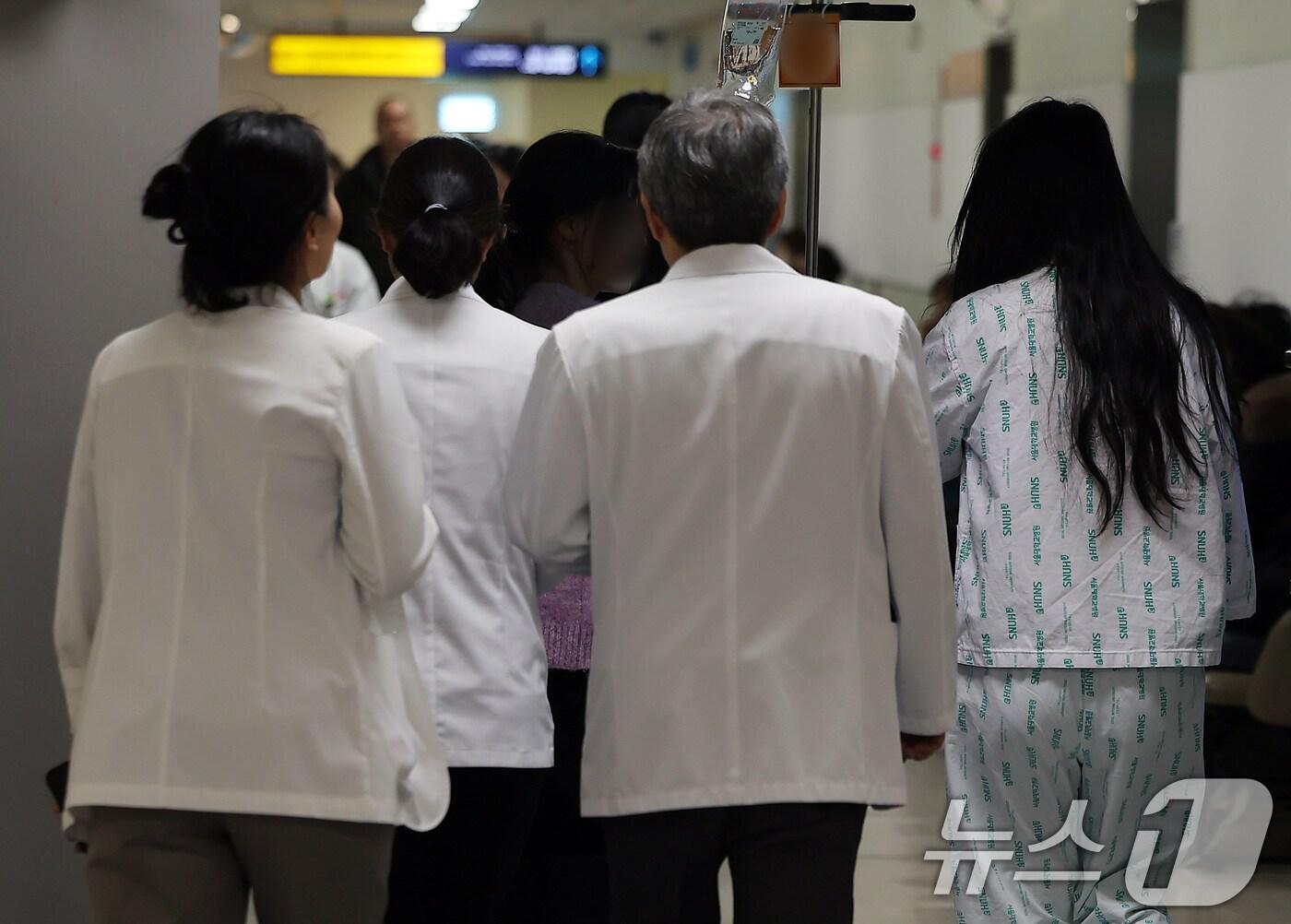 본문 이미지 - 19일 서울 시내 한 대학병원에서 의료진이 이동하고 있다. 2025.2.19/뉴스1 ⓒ News1 김진환 기자