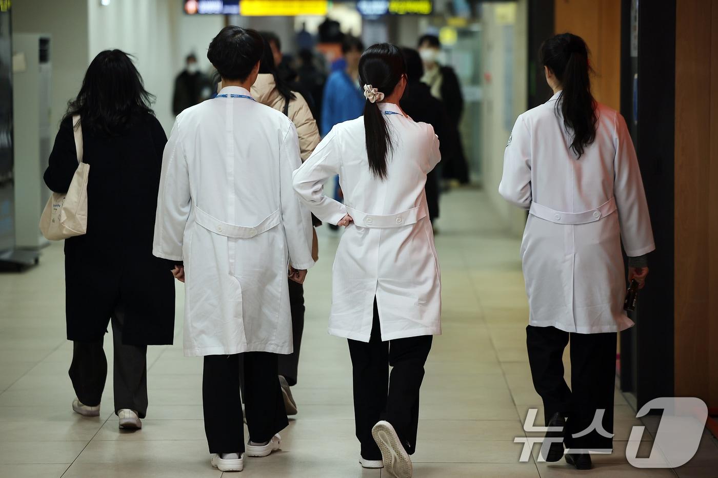 19일 서울 시내 한 대학병원에서 의료진이 이동하고 있다. 2025.2.19/뉴스1 ⓒ News1 김진환 기자
