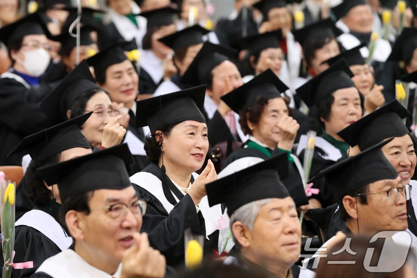 대구 달서구 노인종합복지관에서 19일 열린 '제20기 달서구노인복지대학 졸업식'에 참석한 졸업생들이 학사모를 쓰고 기념사진을 찍고 있다. (사진은 기사 내용과 무관함) / 뉴스1 ⓒ News1 공정식 기자