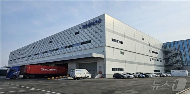 본문 이미지 - 해상특송물류센터(인천본부세관 제공) / 뉴스1